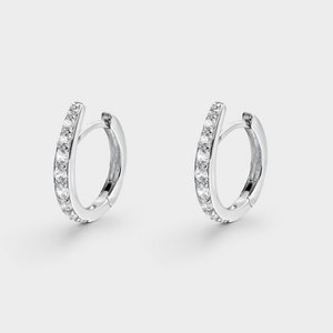 Zilveren puntige oorringen en zirkonia's