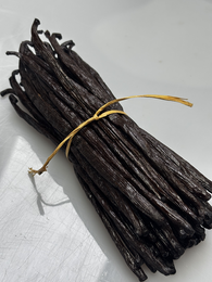  Whole Bourbon vanilla beans, 1kg. Rich, aromatic vanilla flavor. Ideal for baking, desserts, and infusing liquids.