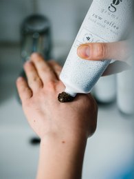 scrub mani al caffè crudo + lavaggio