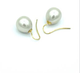 Pearl earrings classic in the color beige
