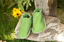Comfortable green slippers with a casual, natural style. Made of eco-friendly materials, these slippers feature a simple, minimalist design that is perfect for relaxing at home.