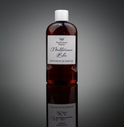  Mediterranean blue recharge pour diffuseur de parfum d'intérieur 200ml, a refill for an indoor fragrance diffuser, with a deep red-brown liquid color.