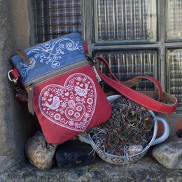 Domelo traditionele tas dames schoudertas. Dirndl schoudertas gemaakt van upcycled jeans en canvas en leer. Handtas in traditionele stijl met hartjesprint. Crossbodytas voor dames als Oktoberfest-accessoire.