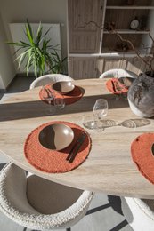  Round placemat made of natural materials with fringes, available in natural, sand, and terra colors, diameter of 38 cm.