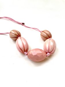 Maii Nature | Collier | Hout | Roze | Handgemaakt | Natuurlijke materialen | Fairtrade.