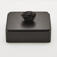 Box in black lacquered wood and ceramic 20cm - Black Rose 20cm