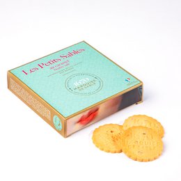 Shortbread cookies with salted butter caramel chips in a 100g cardboard box. Rectangular-shaped cookies with a golden-brown color and visible caramel chips.