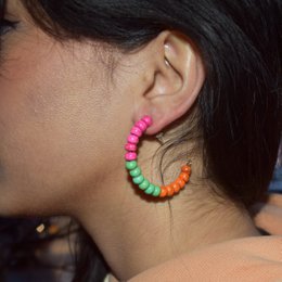 Farverige Carnival Festival Beaded Hoop Øreringe, Festlige Hoop Øreringe, Statement Beaded Hoops, Trendy Festival Accessories | af lovedbynlanla