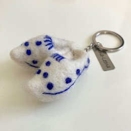  Delft blue wool felt Dutch clogs keychain, handmade, white with blue floral pattern, small decorative charm.