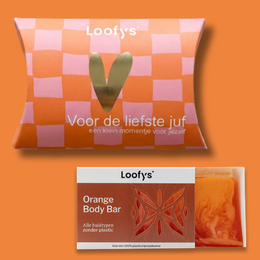  Orange checkered pillow gift set with tulip design, body bar soap, Dutch text "Voor de liefste juf"