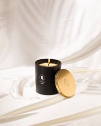  Black scented candle with wooden lid, vanilla fragrance, cylindrical shape, luxury home decor