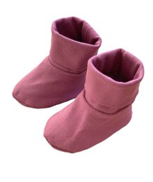 Soft, cozy baby booties in a warm pink color. Ideal for keeping little feet warm and comfortable.