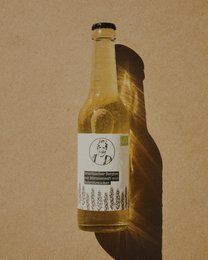 Organic mountain tea ice tea in a 0.33l returnable bottle. Refreshing iced tea made from high-quality mountain-grown tea leaves.