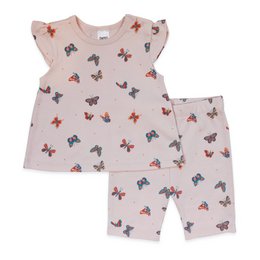  This kids' pajama set features a light pink top with a butterfly print and matching light pink shorts. The top has flutter sleeves and the shorts have an elastic waistband for comfort. This set is perfect for a cozy and stylish sleepwear option.