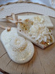  Soy wax sachets with a festive floral and fruity scent, featuring a star-shaped design with gold glitter accents and a red and white candy cane-inspired ribbon.