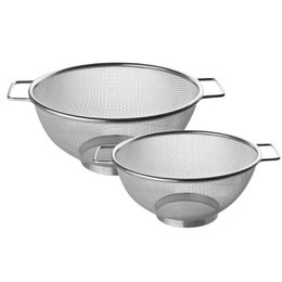  Set of 2 stainless steel colanders, 20 cm and 26 cm in size, made by Fackelmann. The colanders have a perforated design for straining and draining food items.