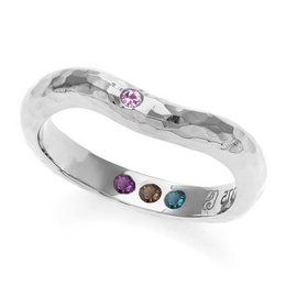 This hammered silver ring features a wavy, textured design with small colored gemstones set into the band. The ring has a statement-making style and is available in sizes 50, 52, 54, and 56.