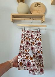 Flared kids pants in a colorful floral print pattern, available in sizes 74/80 to 122/128.