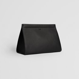 Minimalistische Kulturtasche aus schwarzem Leder mit Magnetverschlusssystem