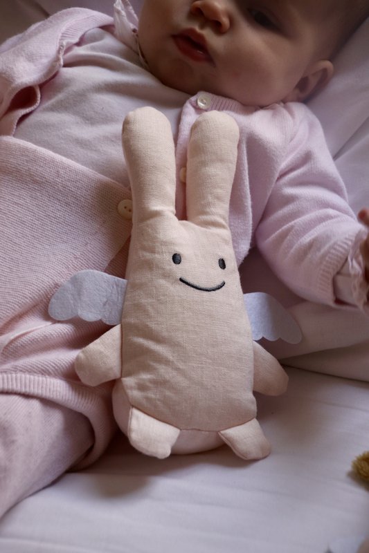 Kuscheltier Hase Engel - Puderrosa mit Rassel 20 cm Bio-Baumwolle