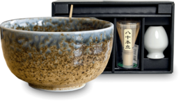 Edo Ki Matchaset XL, giftbox - Ceramic matcha bowl with speckled brown and gray glaze, includes bamboo whisk and scoop in a gift box.