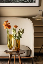 Vase en verre moderne sobre, forme cylindrique sur une base solide, orange foncé chaud, OMAHA14AM