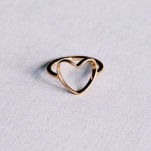 Steel ring with open heart - gold 