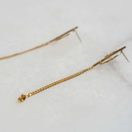 An die Rhythmusohrringe gekettet