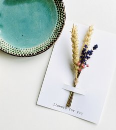  Colorful friendship card with dried flowers and wheat stalks, perfect for expressing gratitude and appreciation.