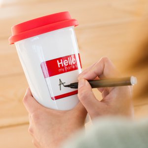 Keramikbecher mit Silikondeckel "Hello - My Name Is"