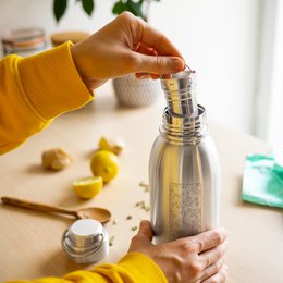 Gaspajoe rustfrit stål isoleret flaske, FRIENDLY+ model 700ml med infuser - CHERRY