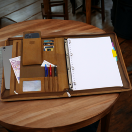 Læder skriveetui A4 - Konferencemappe - Dokumentmappe A4 - Tablet-sleeve & Laptop-sleeve - Aftageligt ringbind