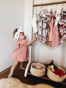 Rosa Musselin-Sommeroberteil mit Engelsärmeln für Babys und Kleinkinder