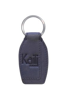 K10753PB | Keychain in genuine full grain leather, with slight grain. Avio color. Polished Nickel ring. Total dimensions: 3.5 x 9 x 0.5 cm. Packaging: rigid bottom/lid Gift Box