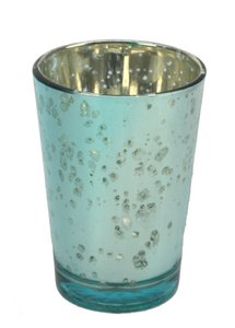 Glas mit hellblauer Kerze