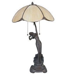 Tiffany-style table lamp with a beige and brown shade, measuring 41 cm in diameter and 70 cm in height, with an E27 socket that supports up to 2x60W bulbs.