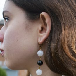 Weißer Achat und schwarzer Onyx, Gelbgold-Vermeil, 9-karätige oder 18-karätige Goldohrringe, mutiger und schöner Statement-Schmuck, Gold-Vermeil-Ohrringe, Kollektion Bloom | von nlanlaVictory