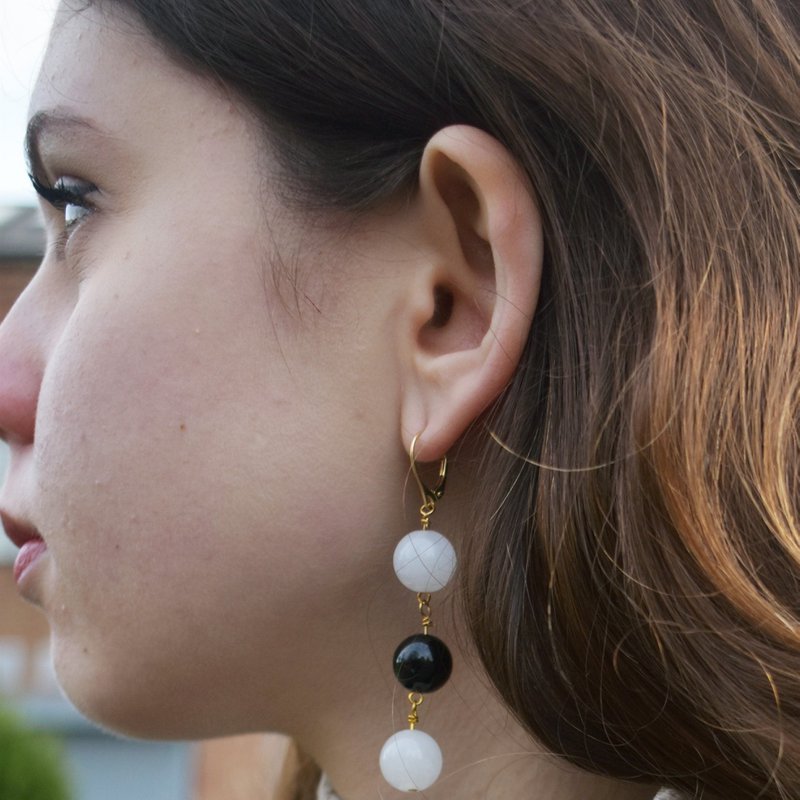 Weißer Achat und schwarzer Onyx, Gelbgold-Vermeil, 9-karätige oder 18-karätige Goldohrringe, mutiger und schöner Statement-Schmuck, Gold-Vermeil-Ohrringe, Kollektion Bloom | von nlanlaVictory