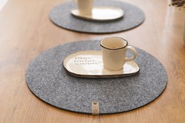Set de table en feutre rond gris