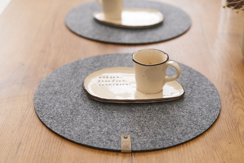 Set de table en feutre rond gris