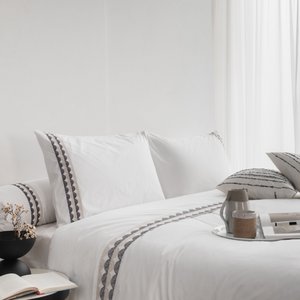 Shiloh neutralen dekbedovertrek gemaakt van 100% lange basis katoenen percale