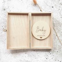 Baby 2026 januari – houten kistje met houten cirkel