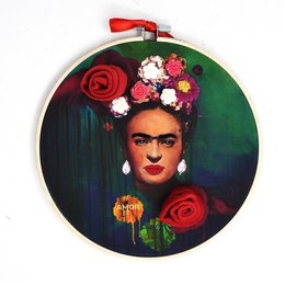 Handgemaakte borduurring kunst aan de muur - Frida Kahlo portret - textiel wanddecoratie 20 cm