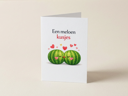  A greeting card featuring two melons with hearts, conveying a message of "Een meloen kusjes" or "Melon kisses" in Dutch.