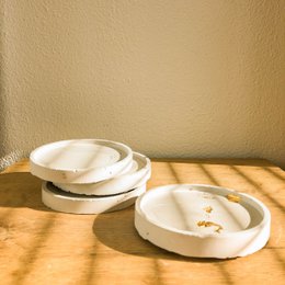 Concrete coaster, round, neutral color, simple design, suitable for candles or plates.