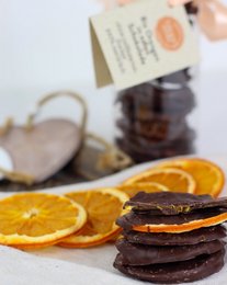 Organic dark chocolate (70%) with orange slices, in a sustainable Chuncho chocolate packaging.