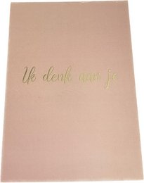 A pink greeting card with gold foil text that says "Ik denk aan je" (I'm thinking of you) in a cursive font. This card is suitable for expressing condolences or sympathy.