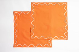  Set of 2 orange napkins with wave trim pattern