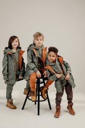 Pantaloni per bambini con cuciture marroni