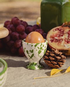 Keramik-Eierbecher zum Brunch – gesprenkeltes Grün und Weiß / Moos
